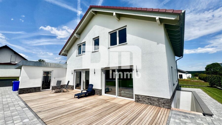Exklusiver Neubautraum mit Premium-Ausstattung, großer Terrasse und Doppelgarage - Rückansicht / Terrasse